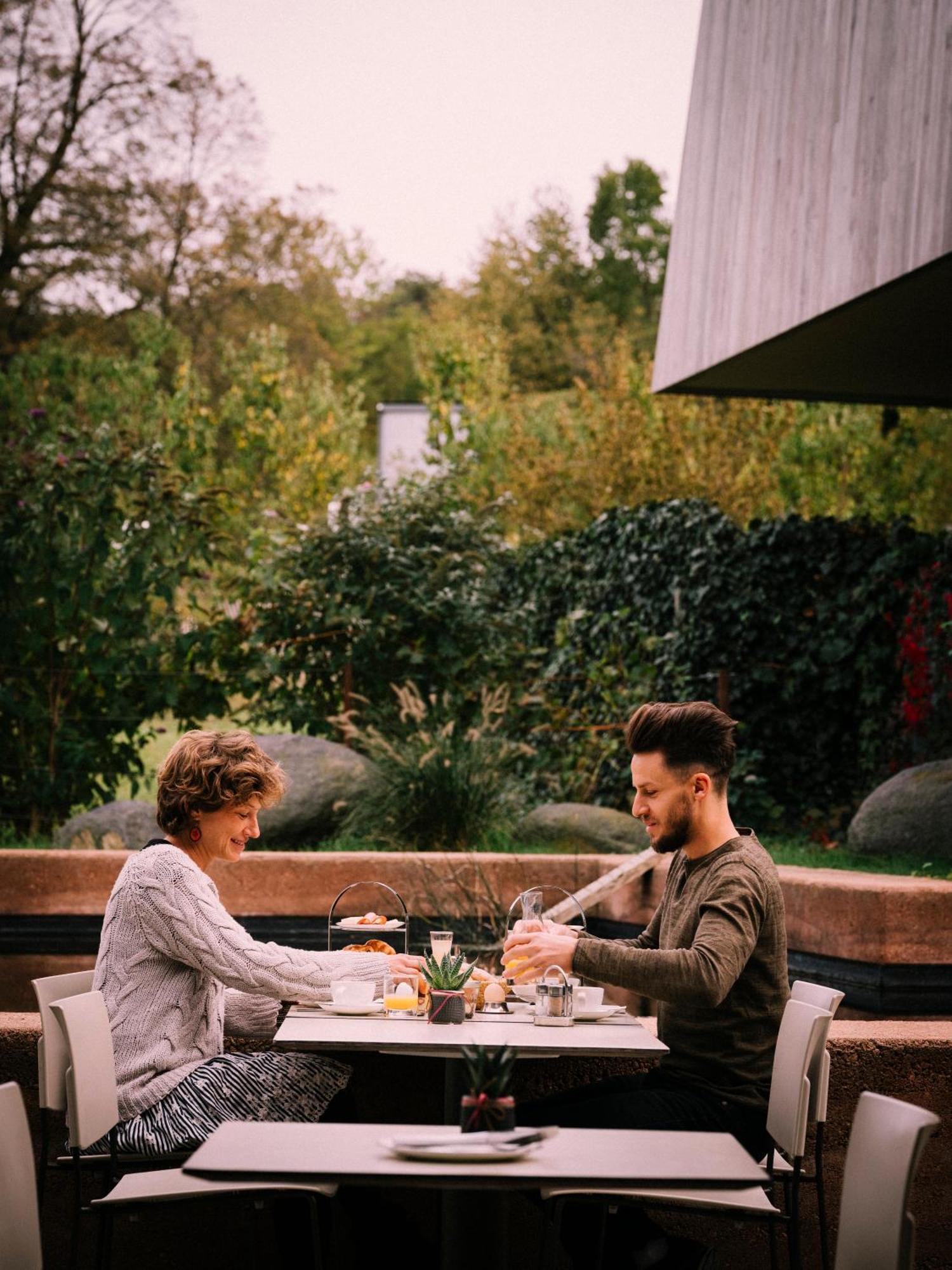 Flora Auf Gut Guntrams Hotel Schwarzau am Steinfelde ภายนอก รูปภาพ